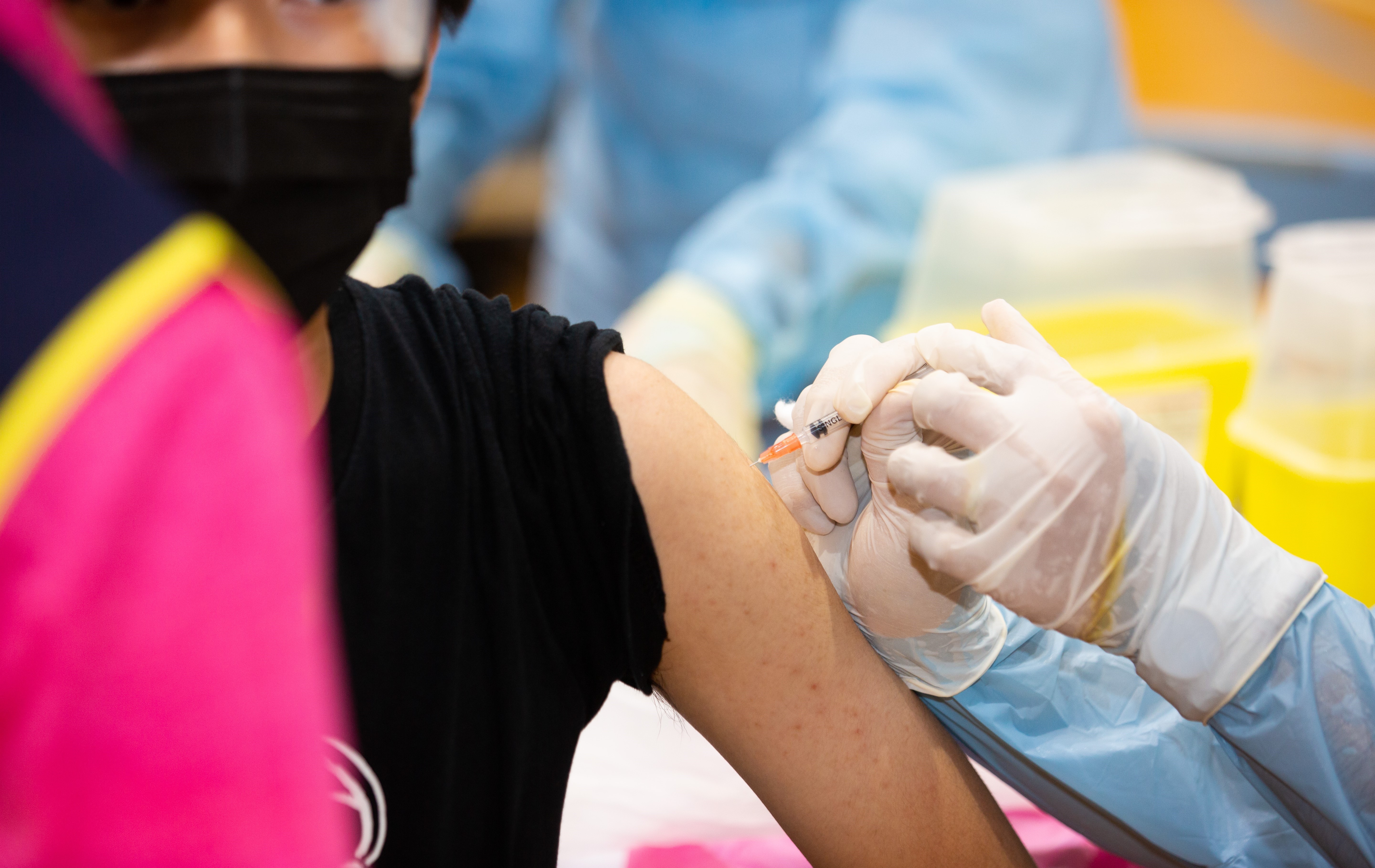 一名男大生在等待打BNT疫苗時發生「永生難忘的事情」。（示意圖非當事人，本刊資料照）