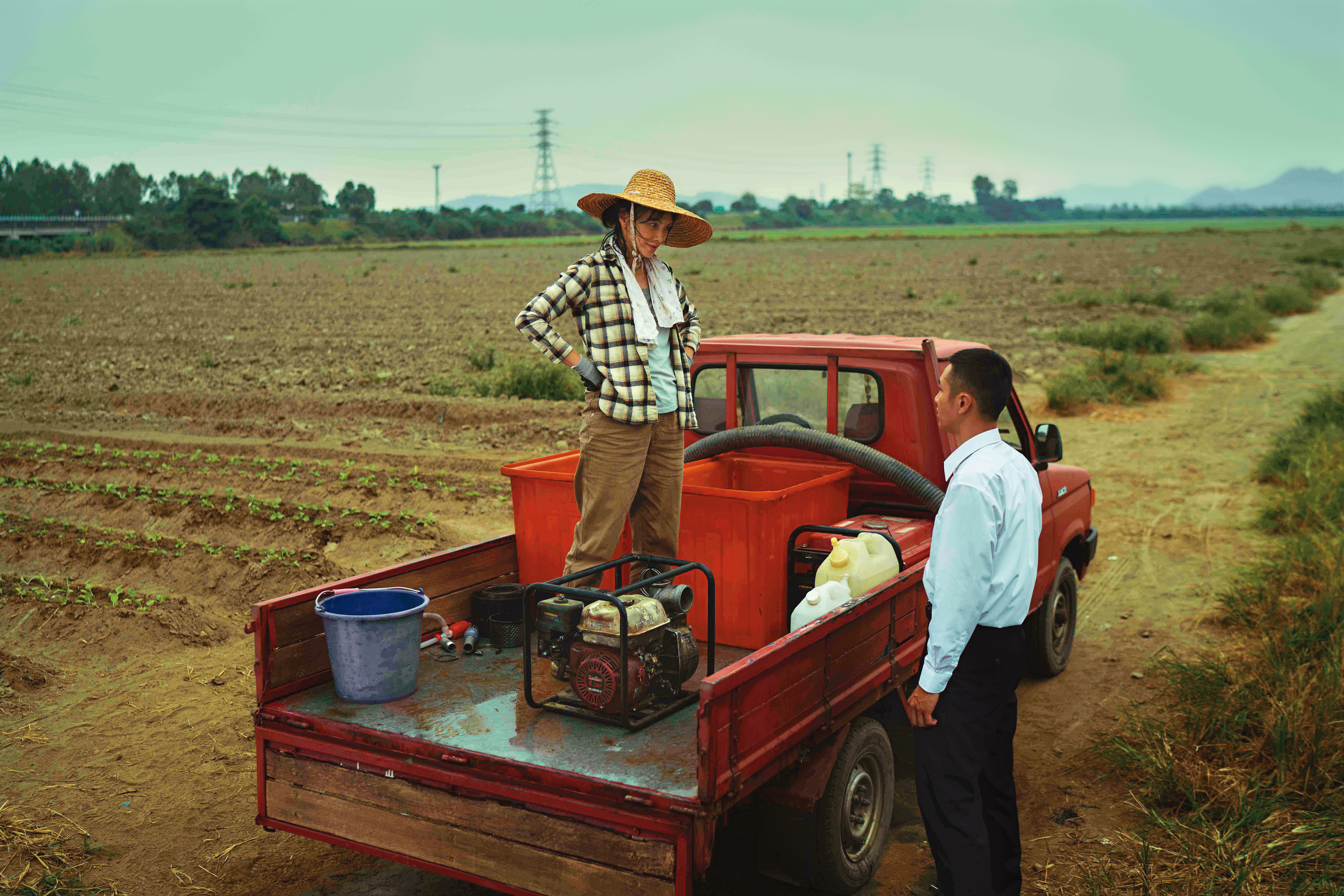 金馬影后李心潔（左）與曾獲金馬獎最佳新演員的柯震東（右）分別飾演女青農與更生人，因農地水源問題產生交集。（双喜電影提供）
