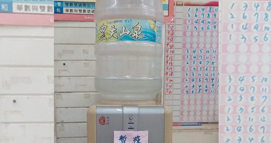 一位阿伯把彩券行當自家,每日報到煮泡麵。(翻攝「爆怨2公社」)
