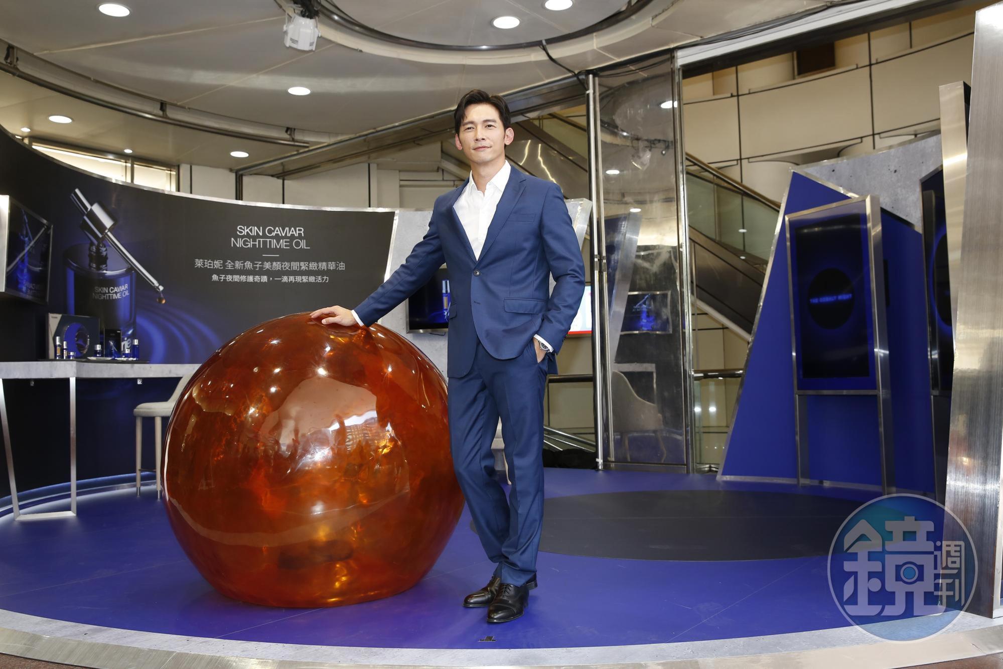 溫昇豪在百貨商場以男神之姿出場。