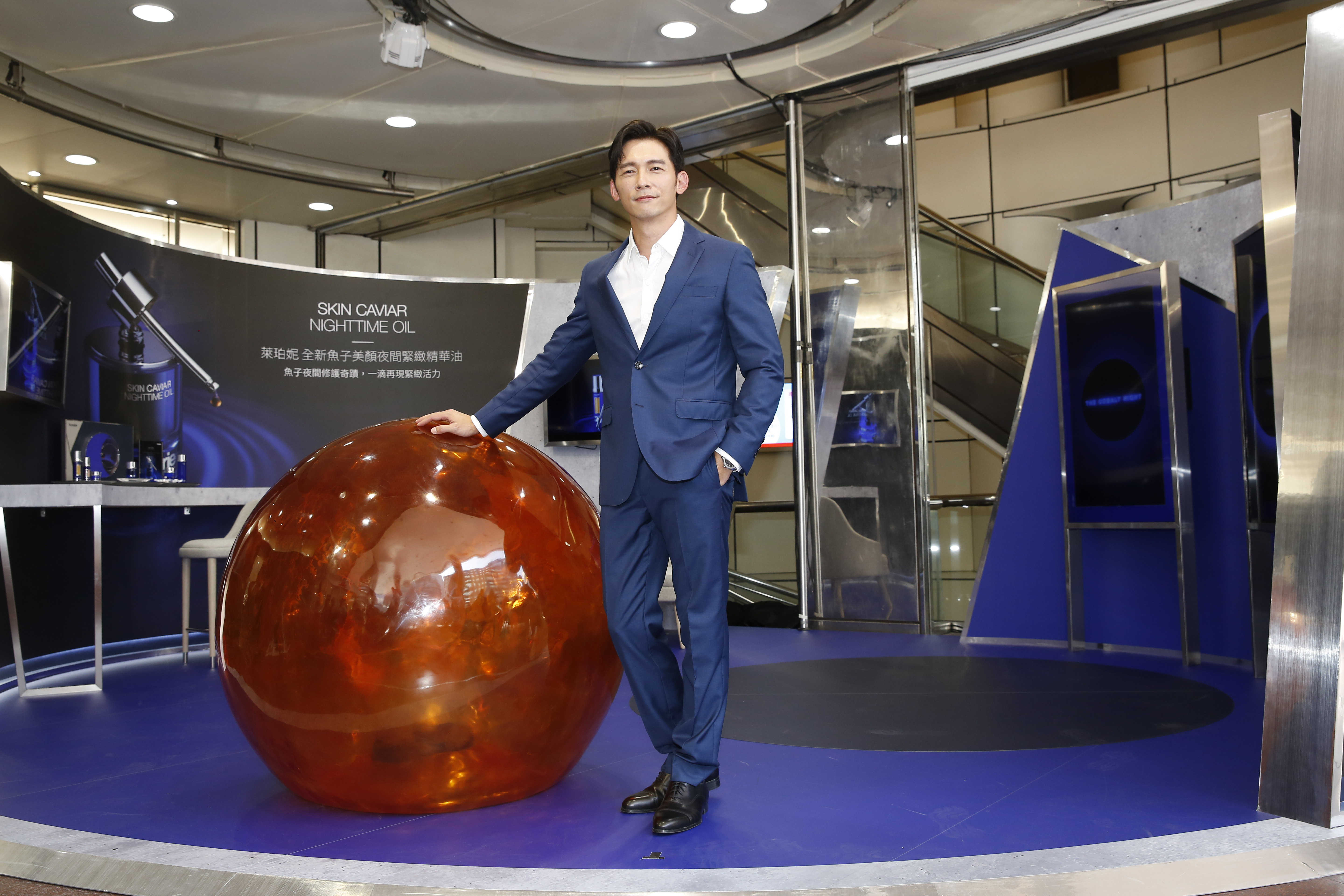 溫昇豪在百貨商場以男神之姿出場。