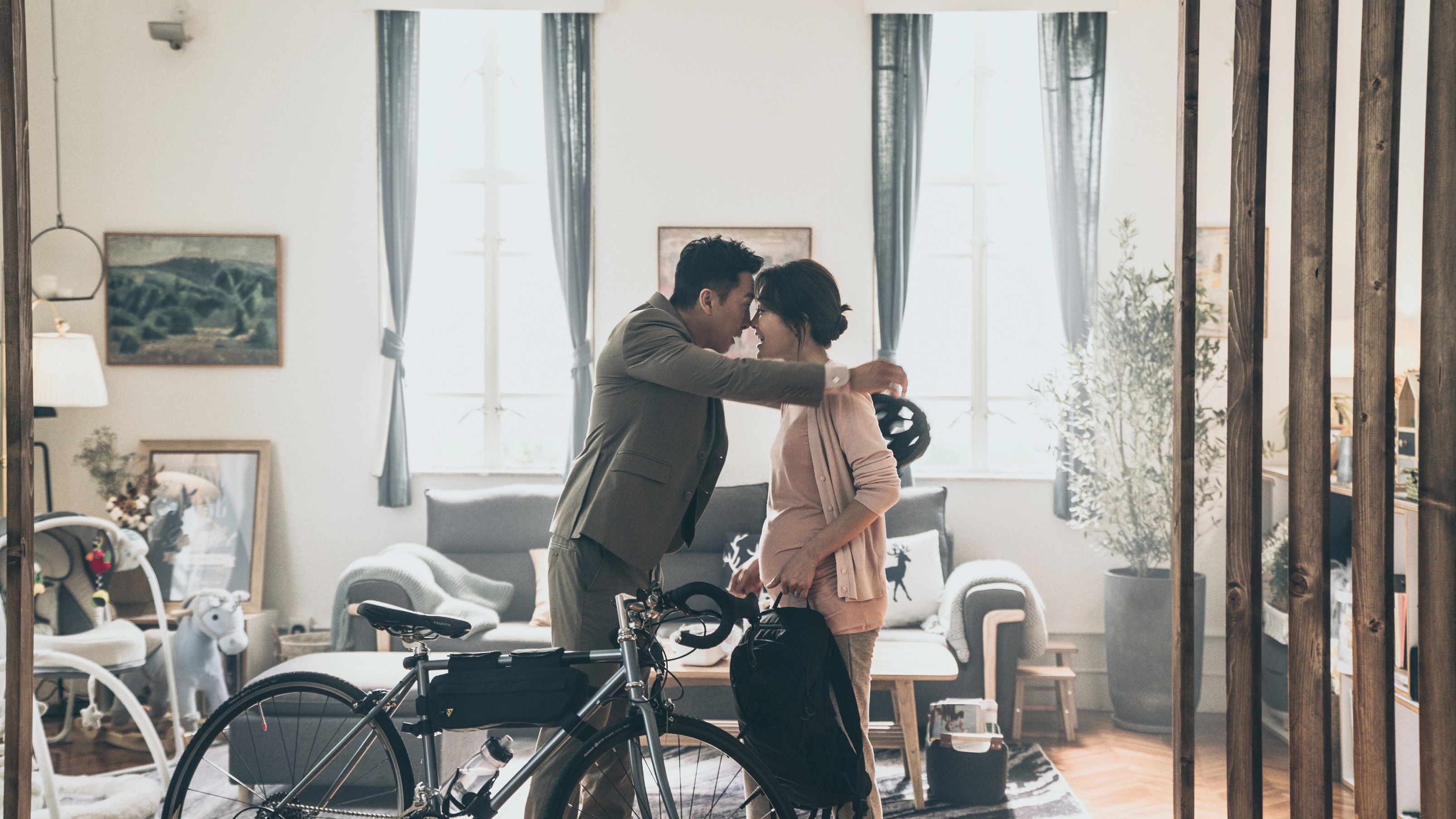 甄子丹片中與秦嵐扮演一對恩愛夫妻，2人互動超甜超閃。（華映提供）