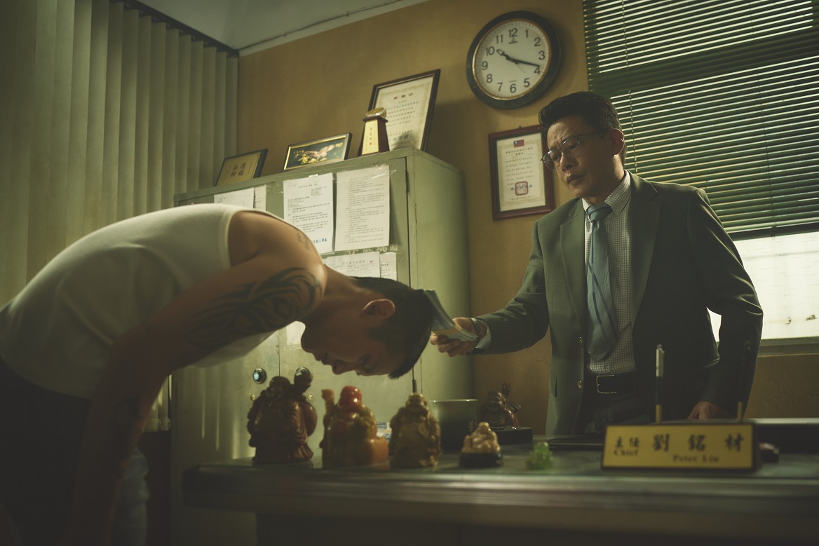 李康生(右)飾演議員服務處主任,與柯震東(左)有不少對手戲。 (双喜電影提供)