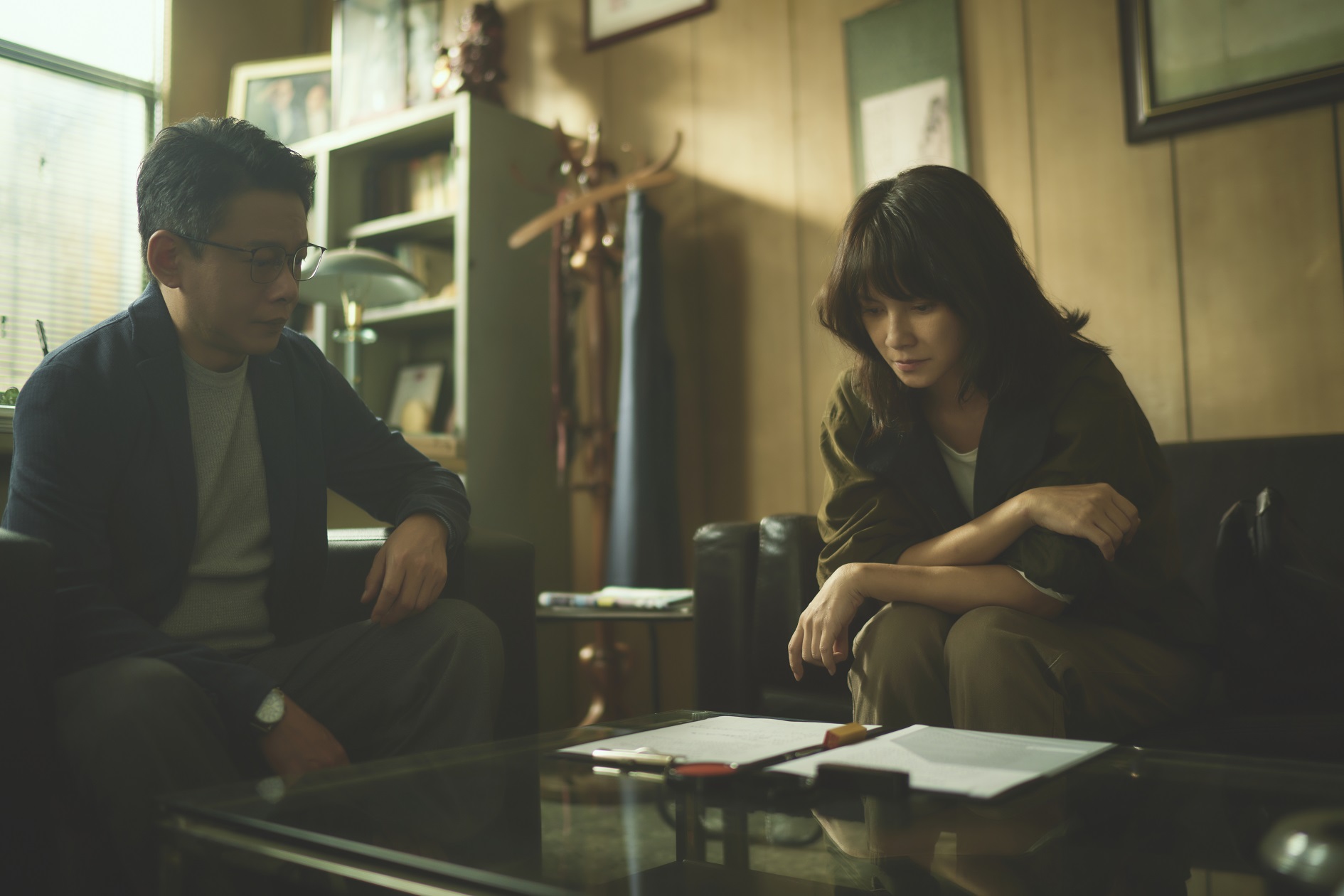 電影《鱷魚》裡金馬影后李心潔（右）和金馬影帝李康生（左）同台飆戲。（双喜電影提供）