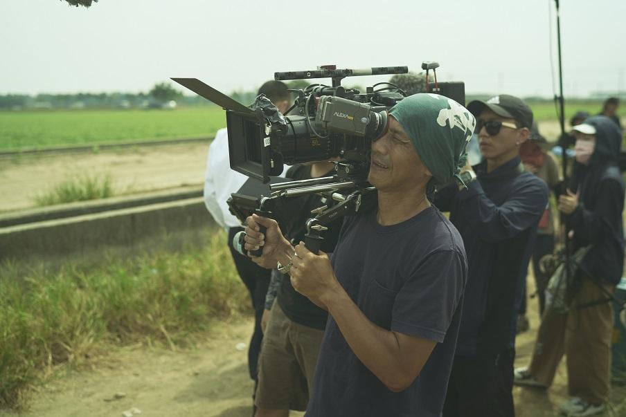 攝影師出身的陳大璞在電影《鱷魚》中身兼編劇、導演與攝影3職。 (双喜電影提供)
