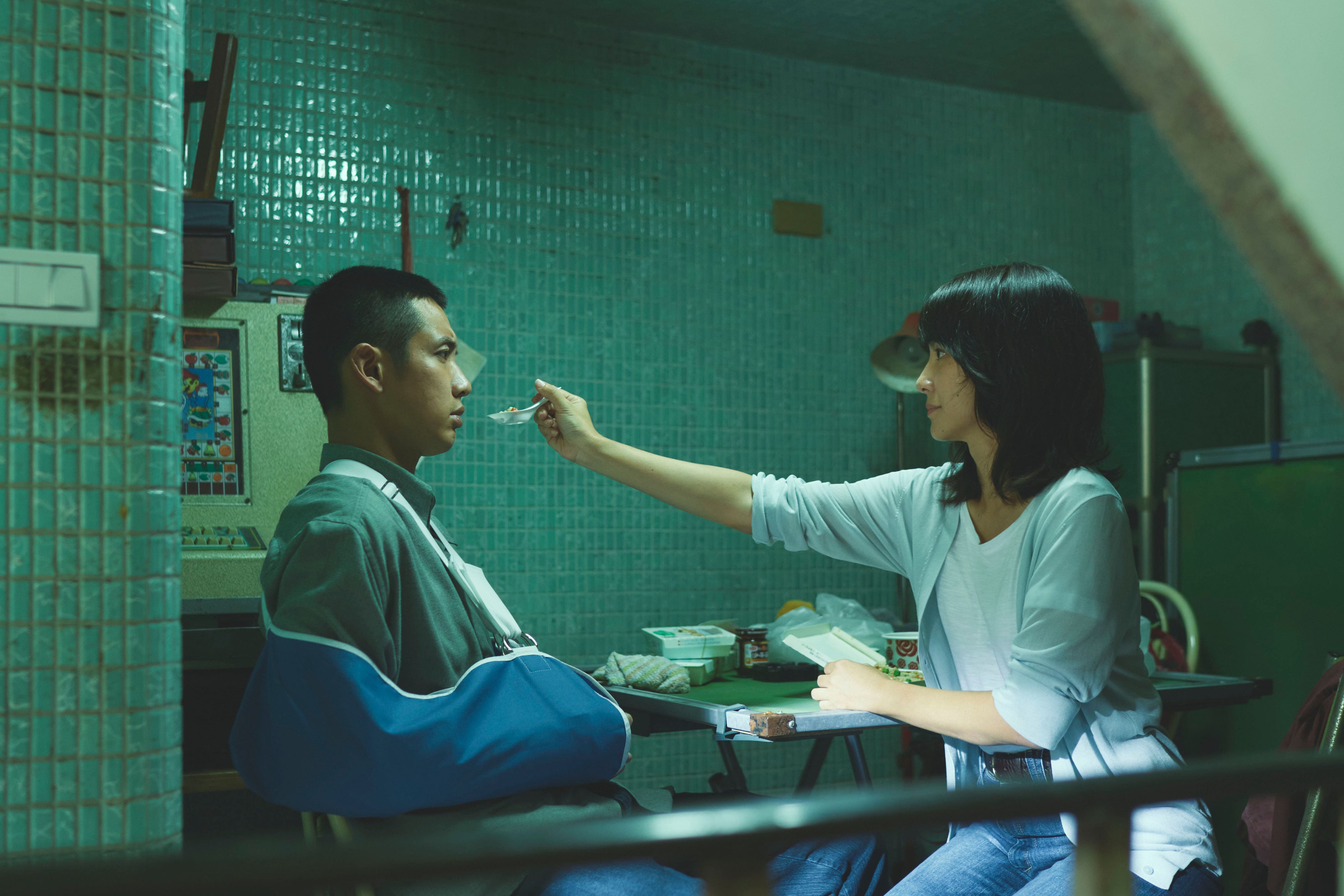 柯震東（左）與李心潔（右）在片中有許多情感互動。   （双喜電影提供）