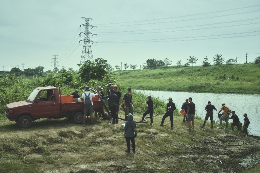 劇組動員貨車、抽水機、水箱等，拍攝女主角為農地運送灌溉用水的場景。（双喜電影提供）