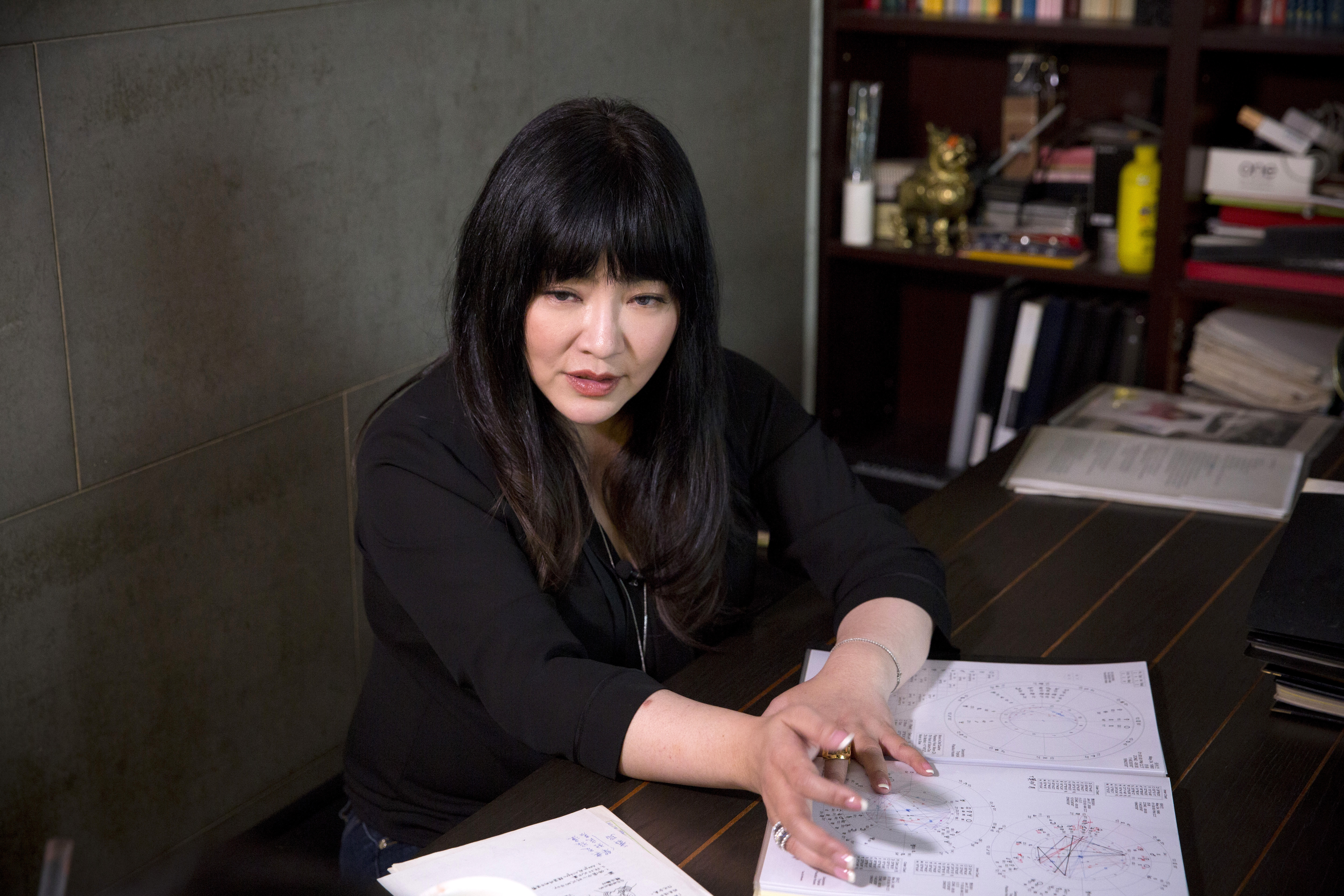 星座專家唐綺陽在臉書預告，耶誕節當晚7點是金冥第二次合相，讓人感到「負能量爆棚」，這時要特別小心說話。