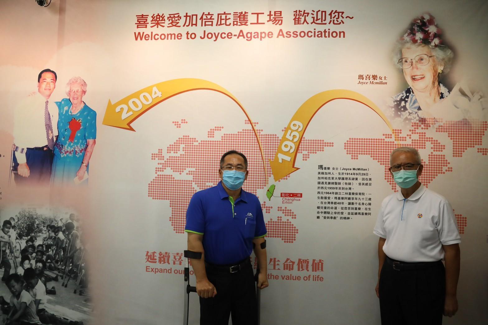 頂新和德文教基金會創辦人魏應充(右)獲悉陳忠盛(左)與瑪喜樂阿嬤的故事後相當感動，已請基金會持續關切協助。（頂新和德文教基金會提供）