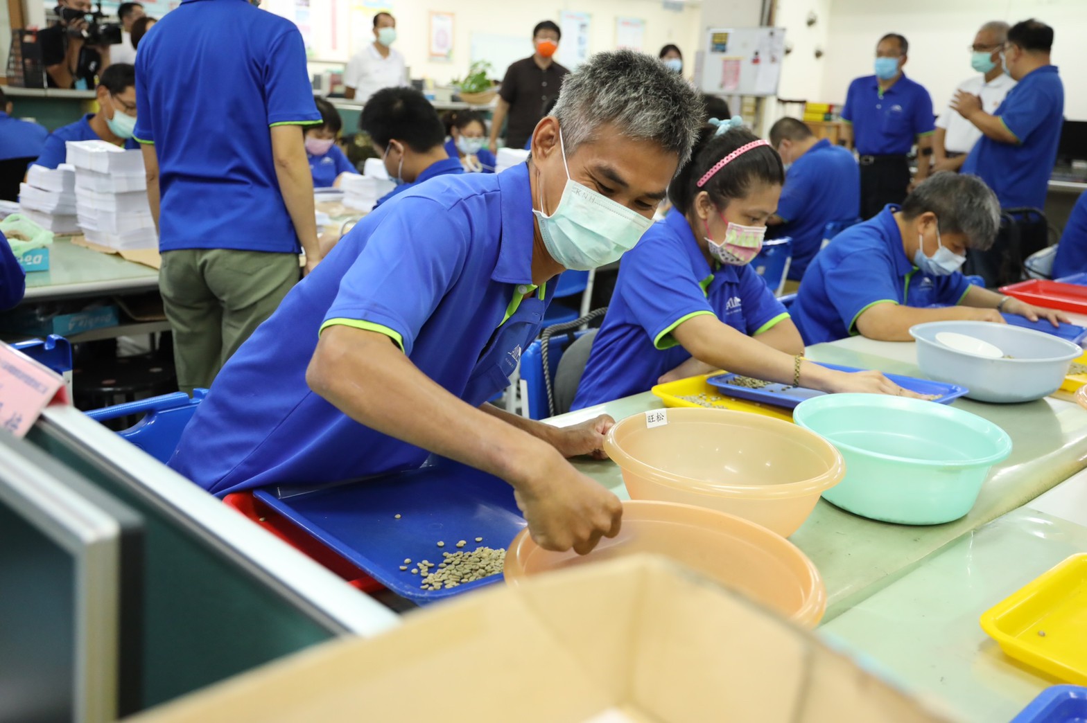 陳忠盛為了加倍回饋瑪喜樂阿嬤的愛,將協助身障者就業的庇護工場取名為「愛加倍」。( 頂新和德文教基金會提供)