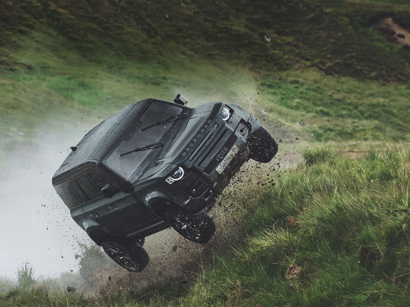 【007生死交戰】劇中Land Rover Defender展現令人驚豔的動態表現，即使面對艱困崎嶇路面，依然表現出銳不可擋的全地形穿越能力。