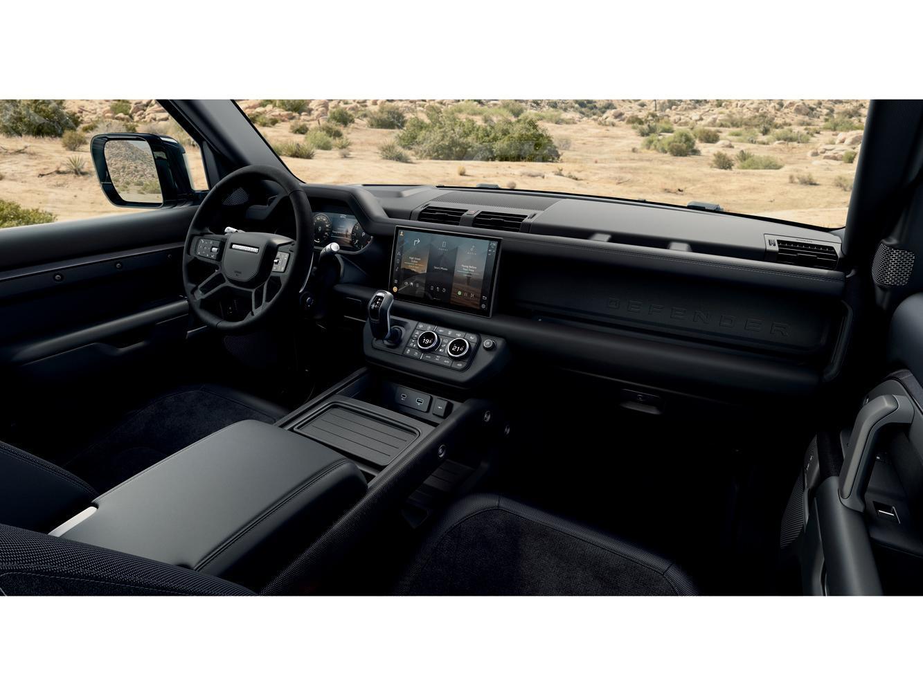  Land Rover Defender 90 V8 Carpathian Edition特仕版車室內透過全面革新的設計與運用大量頂級材質交織，展現現代奢華的設計美學風格，全車座椅採頂級溫莎皮革搭配Dinamica® 類麂皮與耐磨織布包覆，提供最舒適的乘坐品質。