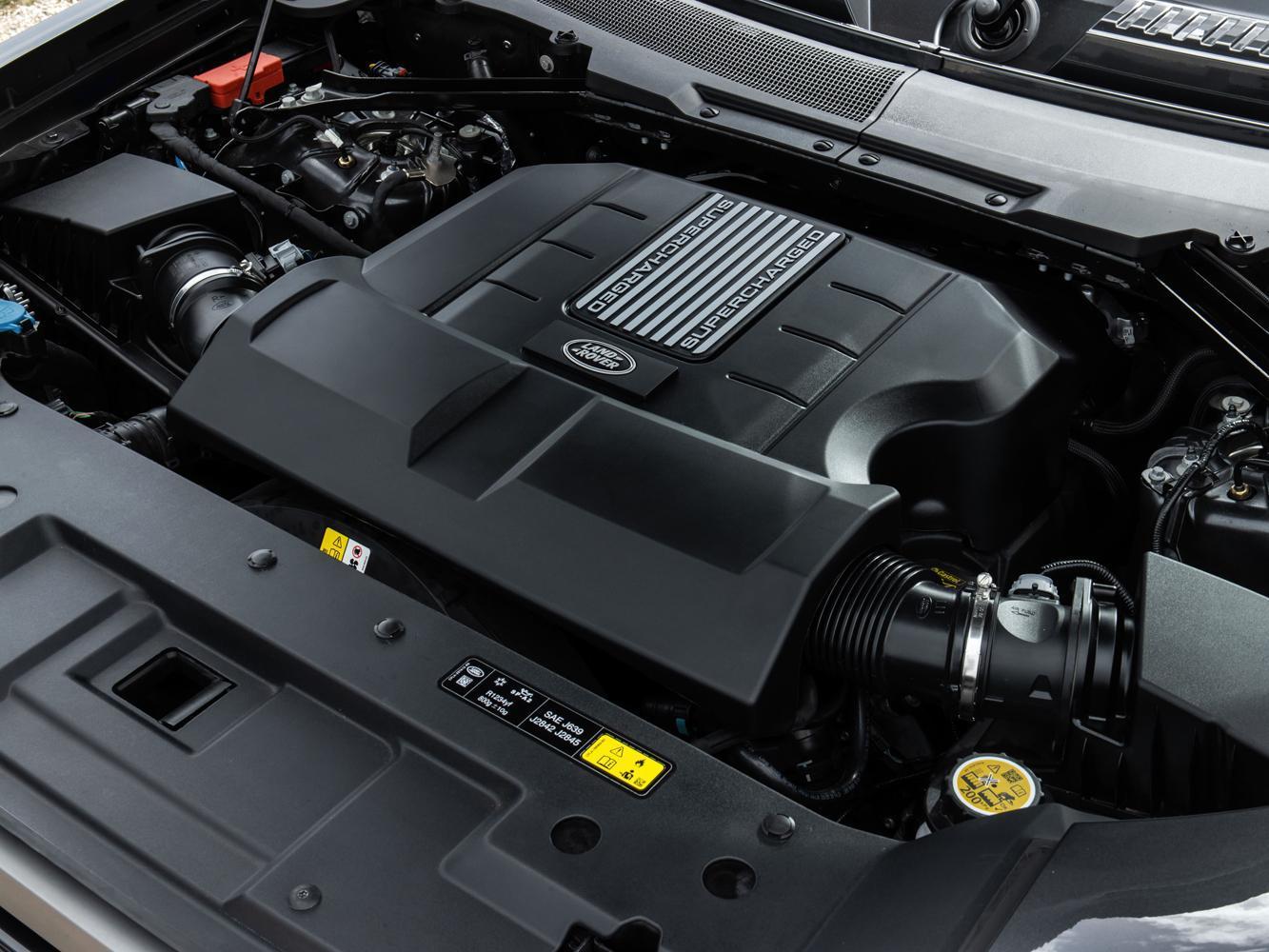 Land Rover Defender 90 V8 Carpathian Edition特仕版搭載5.0L 八缸機械增壓汽油引擎，最高動力輸出達到525PS與625Nm的強悍性能表現，0-100km/h加速僅需5.2秒，最高極速更可達240 km/h。