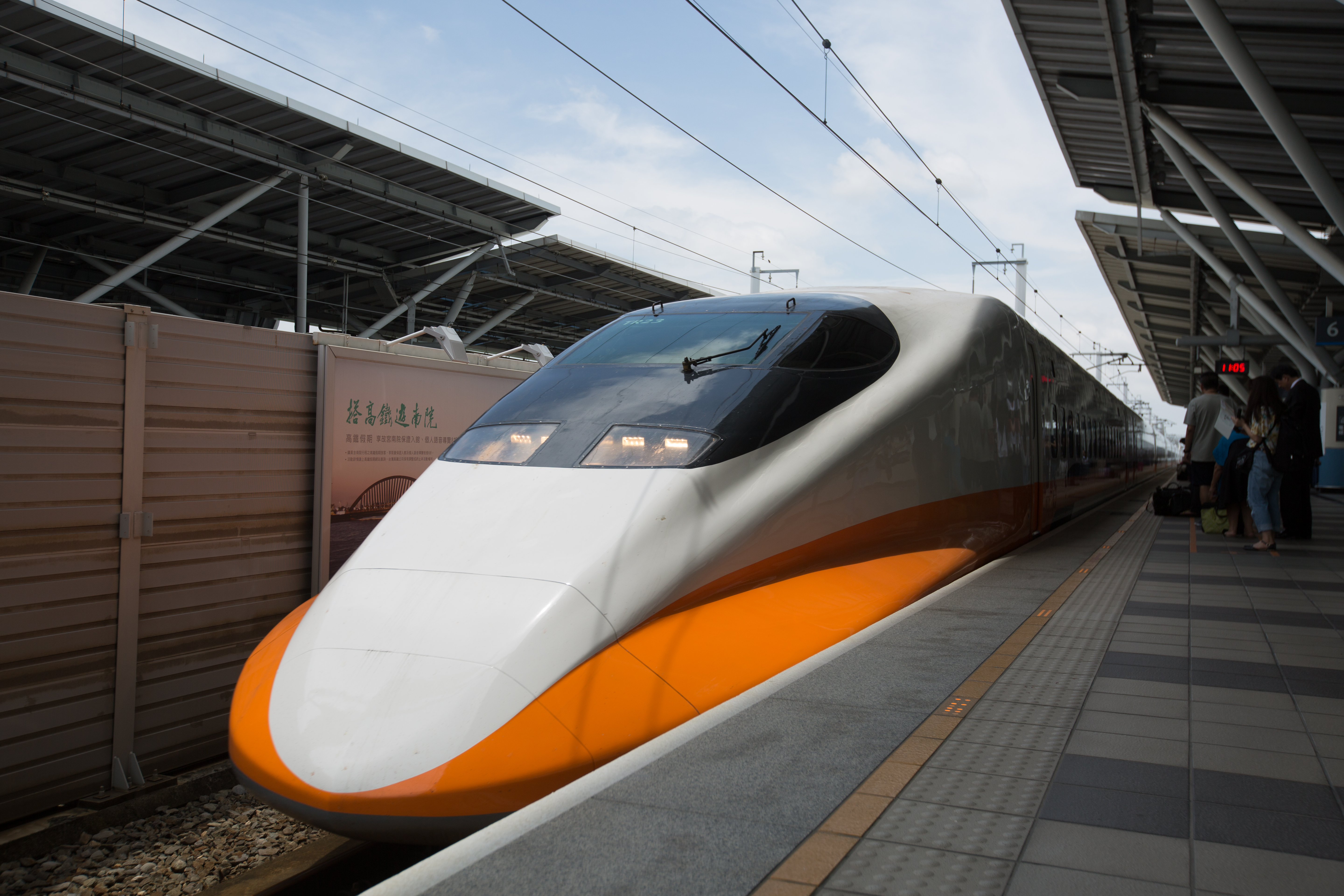 高鐵一名服勤員「偷A」商務車廂點心當自己經營網拍的贈品，遭記2大過懲處。