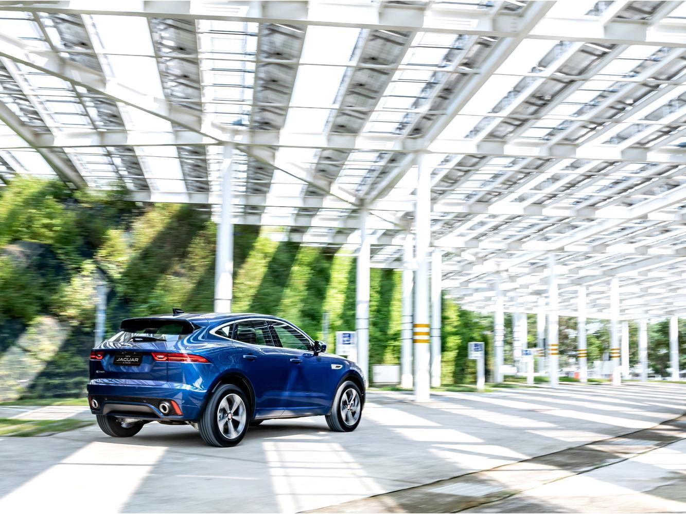 New Jaguar E-PACE有著Baby Jaguar的別名，以更為緊緻俐落的車身尺碼與高度實用機能，共譜Jaguar獨樹一格的跑車型compact SUV新定義。