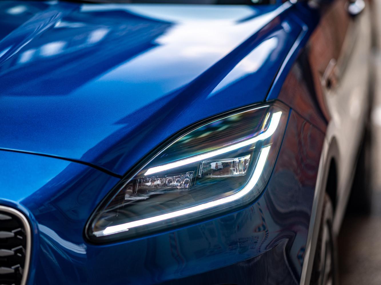 前、後照明系統同步升級搭載LED燈組，車尾燈更具備動態指示方向燈，營造E-PACE絕美背影。R-Dynamic SE 車型則標配全新設計的雙J型高階LED頭燈組，勾勒獨有的美學意象。
