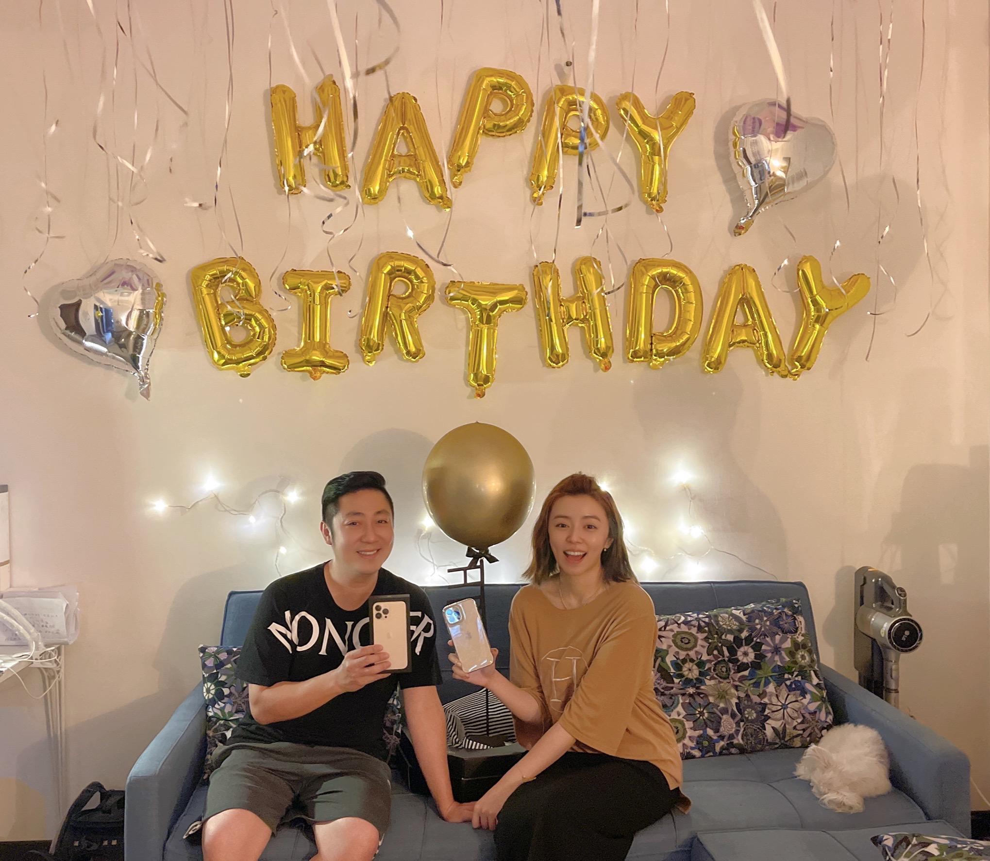 王瞳昨收到艾成獻上的新手機禮物相當開心。