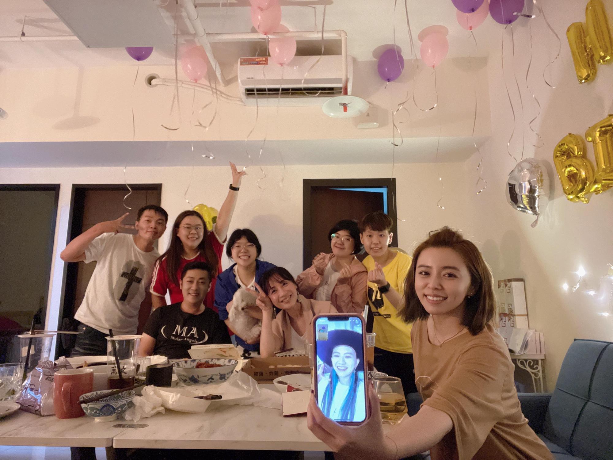 艾成昨和一群神隊友一起設計浪漫驚喜給王瞳過生日。