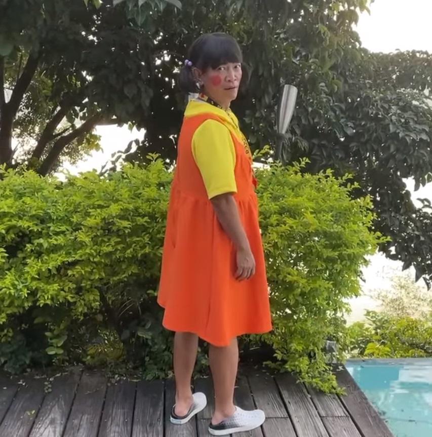 吳宗憲身穿黃色上衣搭配橘色連身裙,臉上畫著誇張的圓形腮紅,神還原《魷魚遊戲》的詭異娃娃。(翻攝自吳宗憲臉書)