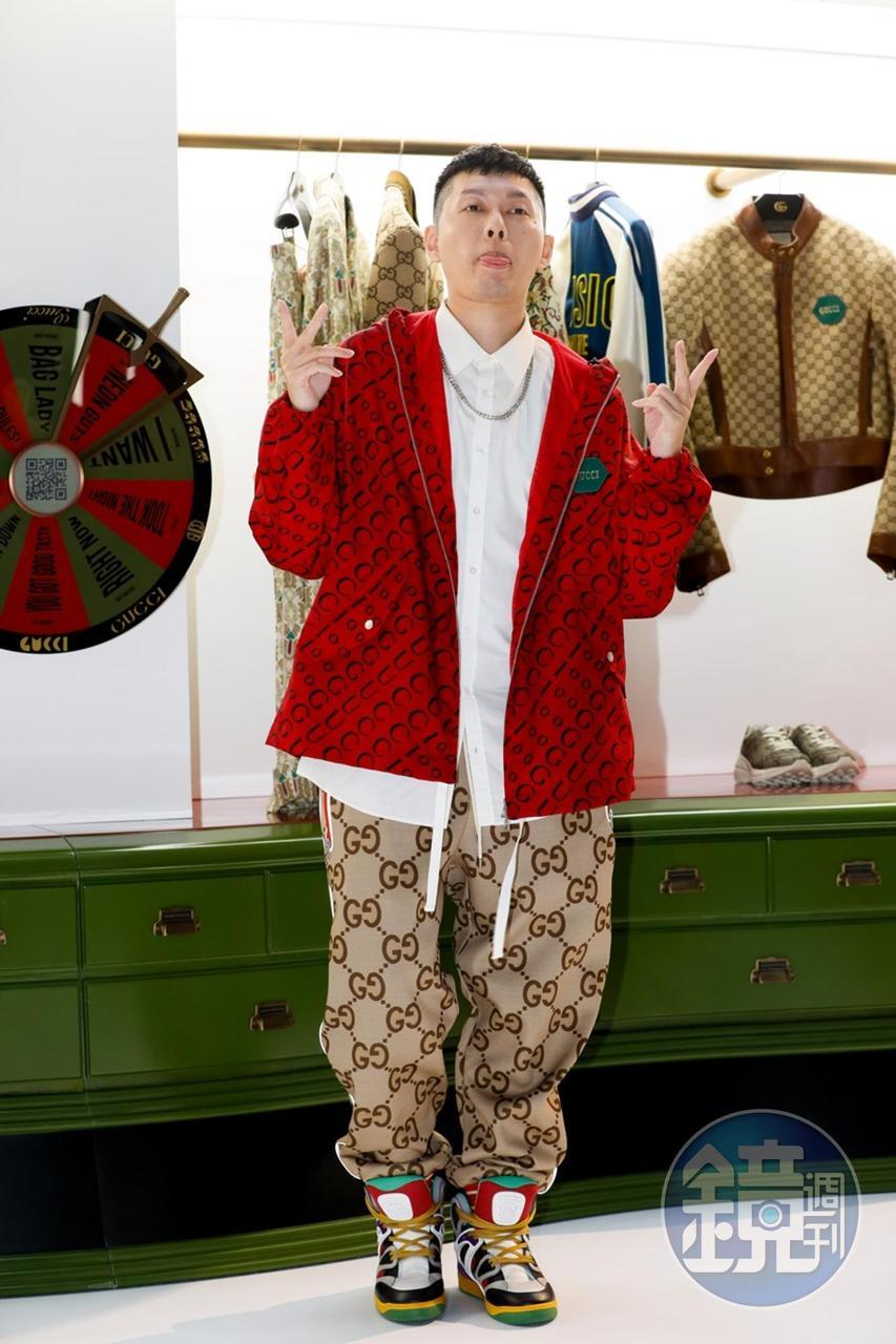 蛋堡身上的GUCCI紅色尼龍帆布外套NT$74,500,GG 緹花運動褲NT$51,500,Basket拚色運動鞋NT$35,500。