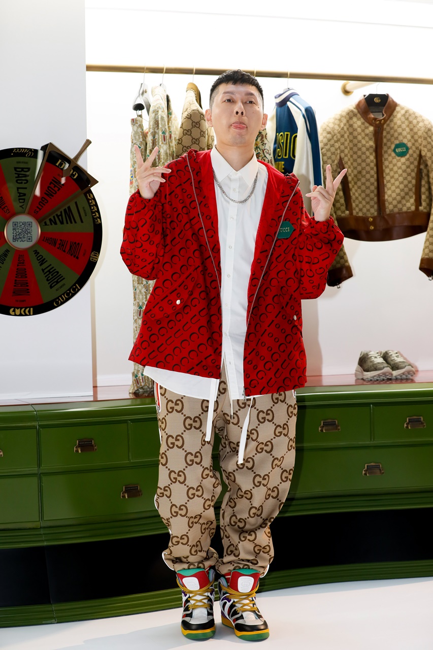 蛋堡身上的GUCCI紅色尼龍帆布外套NT$74,500，GG 緹花運動褲NT$51,500，Basket拚色運動鞋NT$35,500。