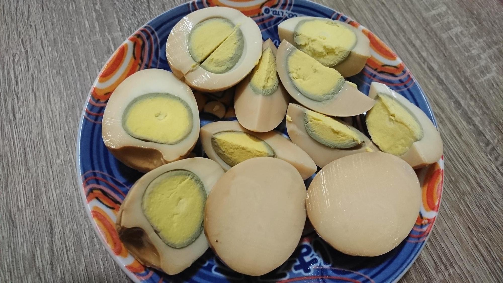 一名網友買了一袋茶葉蛋，結果其中一顆切開竟然發現「沒蛋黃」。（翻攝自「爆廢公社公開版」臉書）