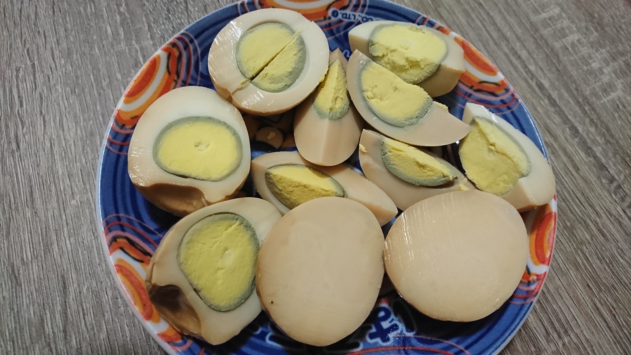 一名網友買了一袋茶葉蛋，結果其中一顆切開竟然發現「沒蛋黃」。（翻攝自「爆廢公社公開版」臉書）