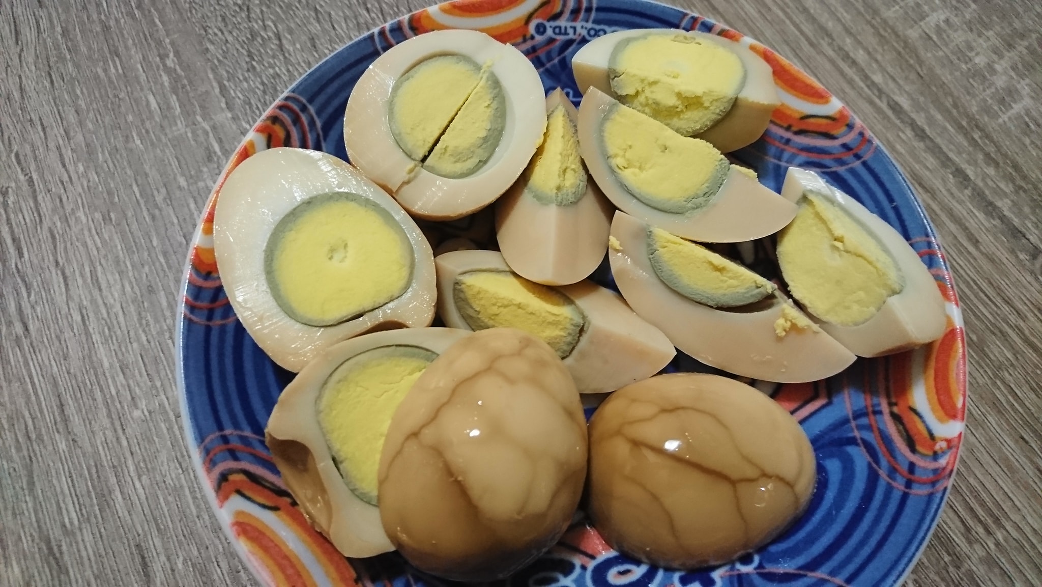 網友還貼出將那顆「沒蛋黃」的茶葉蛋翻面的照片,證明自己所言不假。(翻攝自「爆廢公社公開版」臉書)