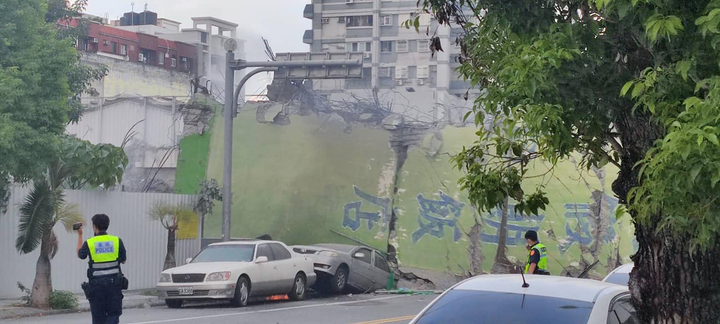 網友曝光的照片中可見，倒塌的大樓直接壓在一台轎車之上，且周遭出現零星火勢。（翻攝自花蓮同鄉會）