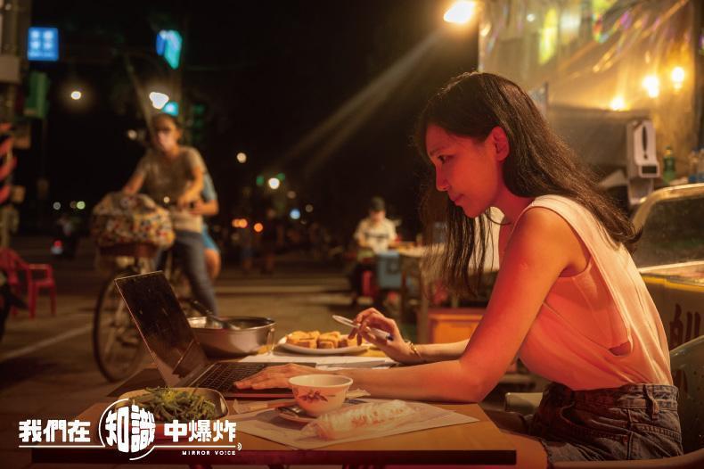 比起量化研究,康庭瑜更著迷於質化研究深入人類很幽微的情感和詮釋,並且投入於可以與人互動的過程。(鏡好聽提供)
