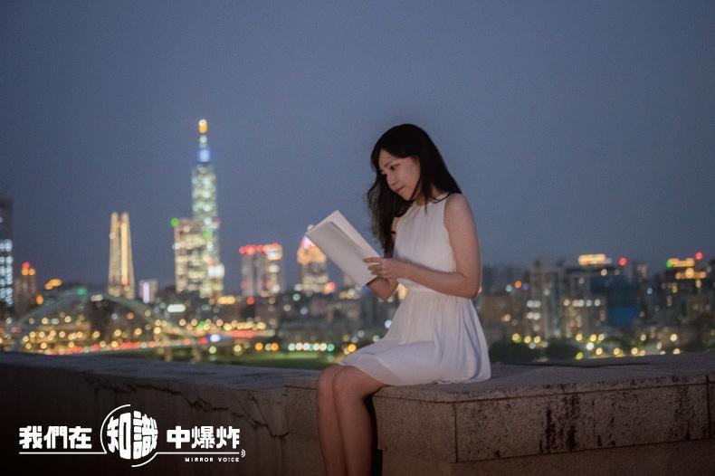 康庭瑜表示,自己不喜歡在太嚴肅、正式的場合做研究,因為這樣會把寫作變成一件工作,而不是一種可以享受的娛樂。(鏡好聽提供)