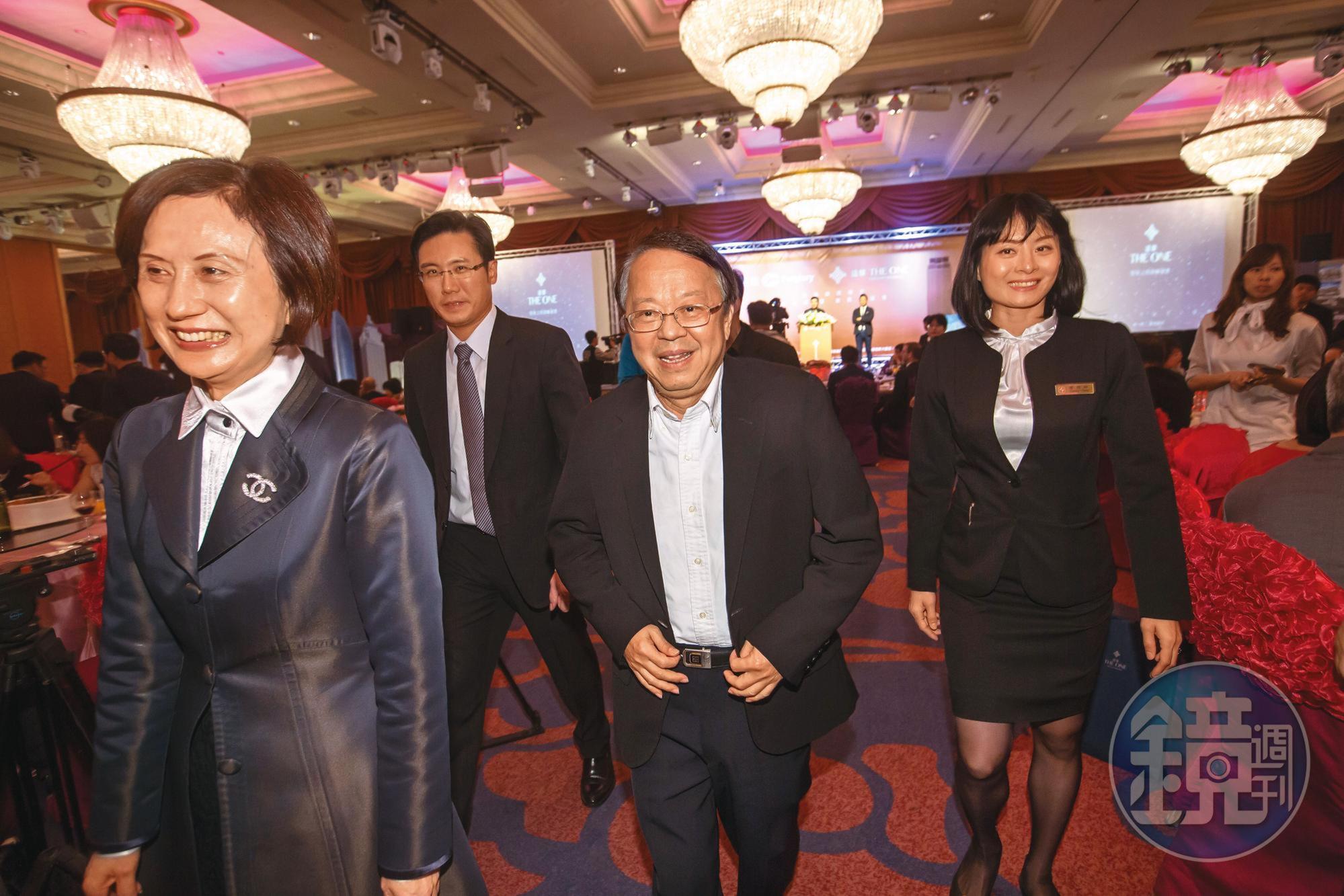 接下國硯銷售案時，林聰麟成功說服國揚集團創辦人侯西峰（右二）將一樓店面全部改為公設。
