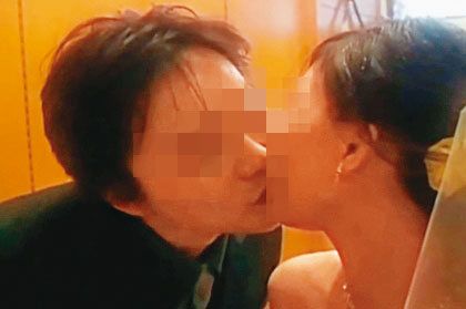 新婚當天,吳男親吻妻子示愛,沒想到多年後,他竟殺害妻小後自殺。(翻攝畫面)