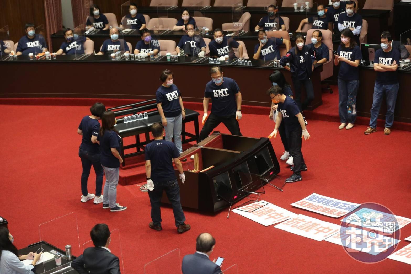 國民黨立院黨團杯葛議事,甚至將備詢議事台直接推倒。