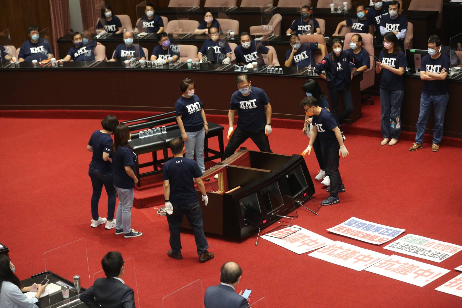 國民黨立院黨團杯葛議事，甚至將備詢議事台直接推倒。