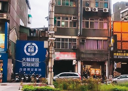位於北市八德路4段的危老建築，2年前廣告寫著「大輪建設」（藍色看板），大賣預售屋，結果卻是騙局一場，金主「安庭開發」也被騙，成為最大受害者。（讀者提供）