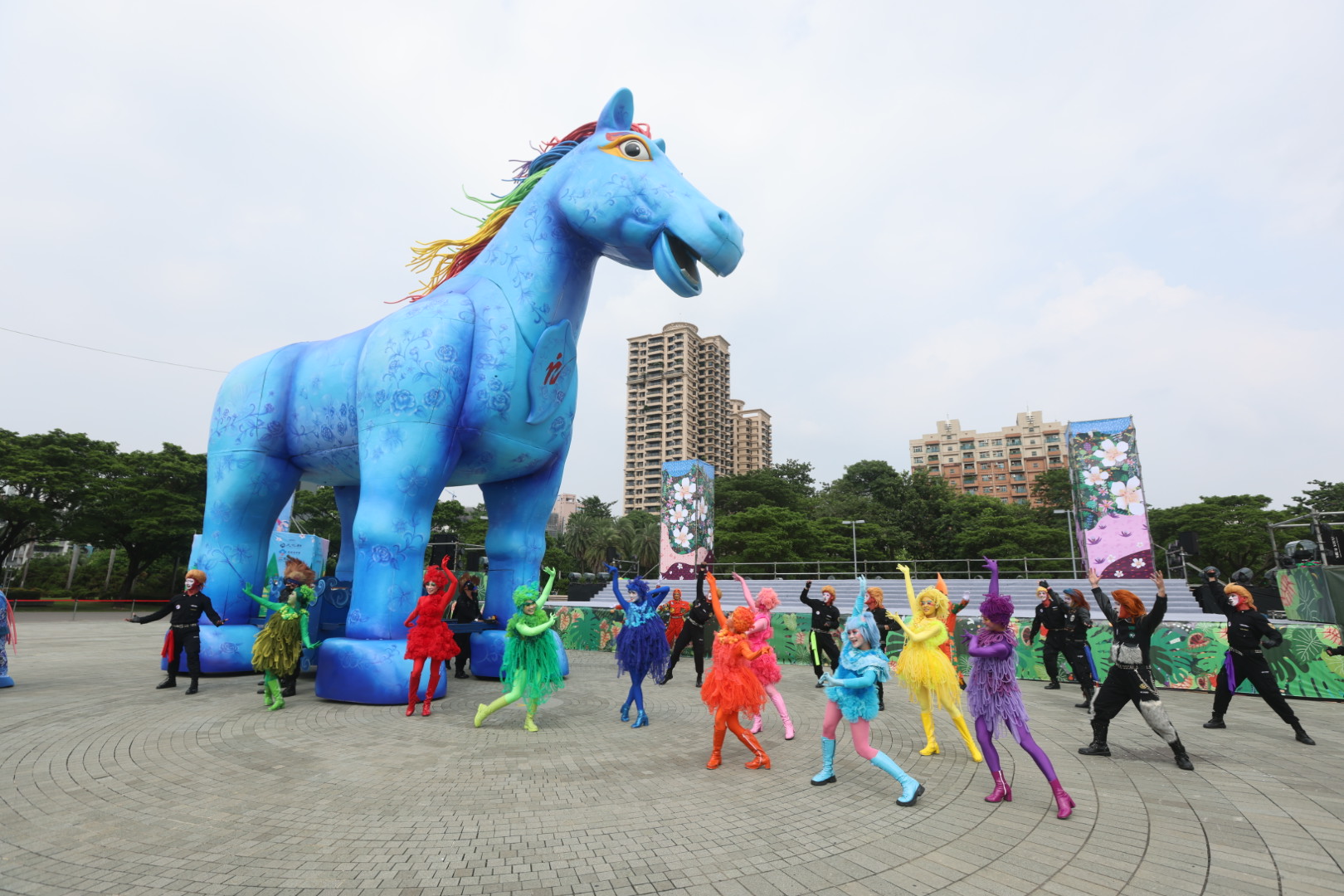 客家親子劇《雨馬》將在高雄市文化中心廣場舉行8場精華版演出暨靜態展示。（紙風車劇團提供）