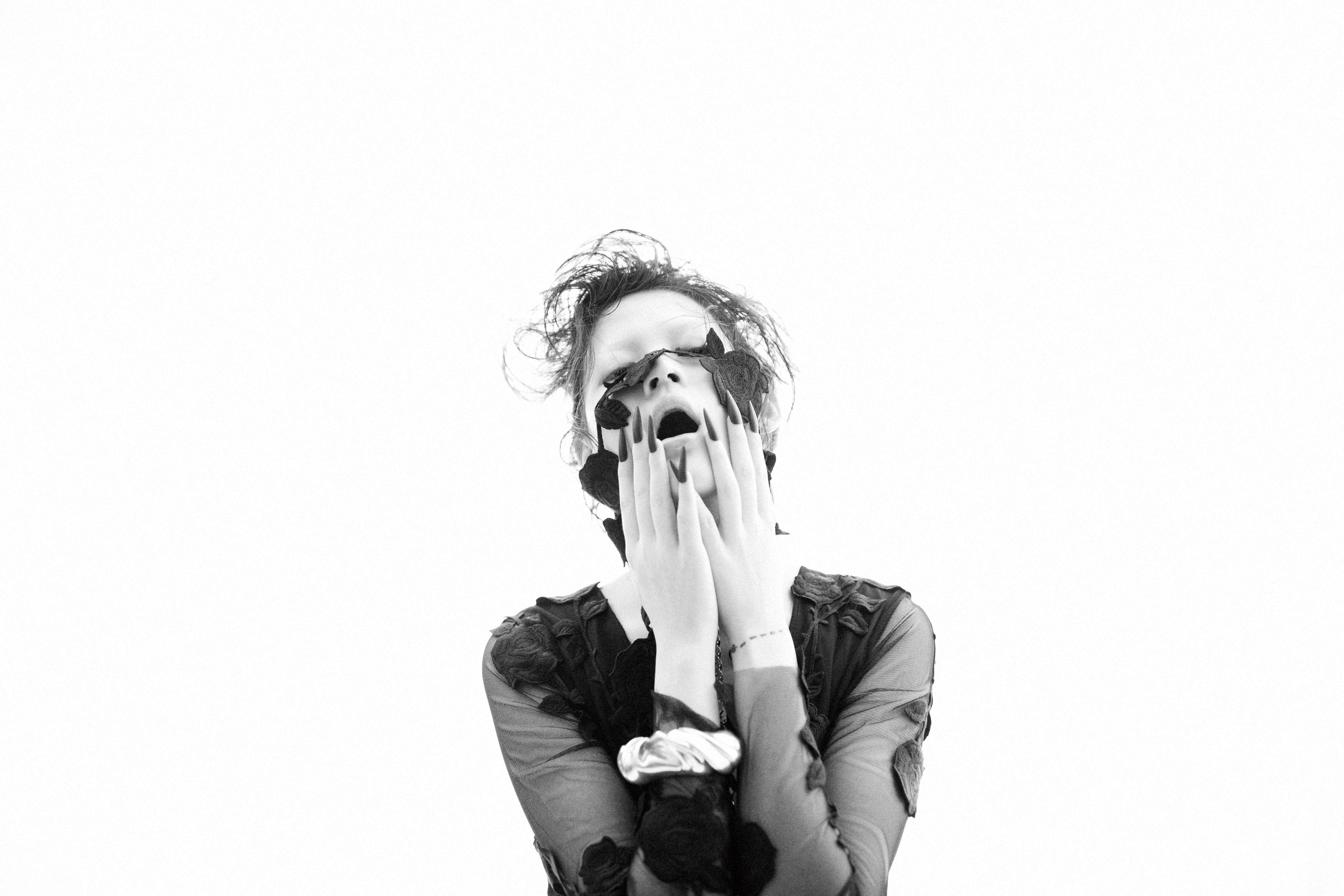 黑色玫瑰刺繡長洋裝 NT$116,000 by BLUMARINE /銀色立體手環 NT$88,000 by LOEWE