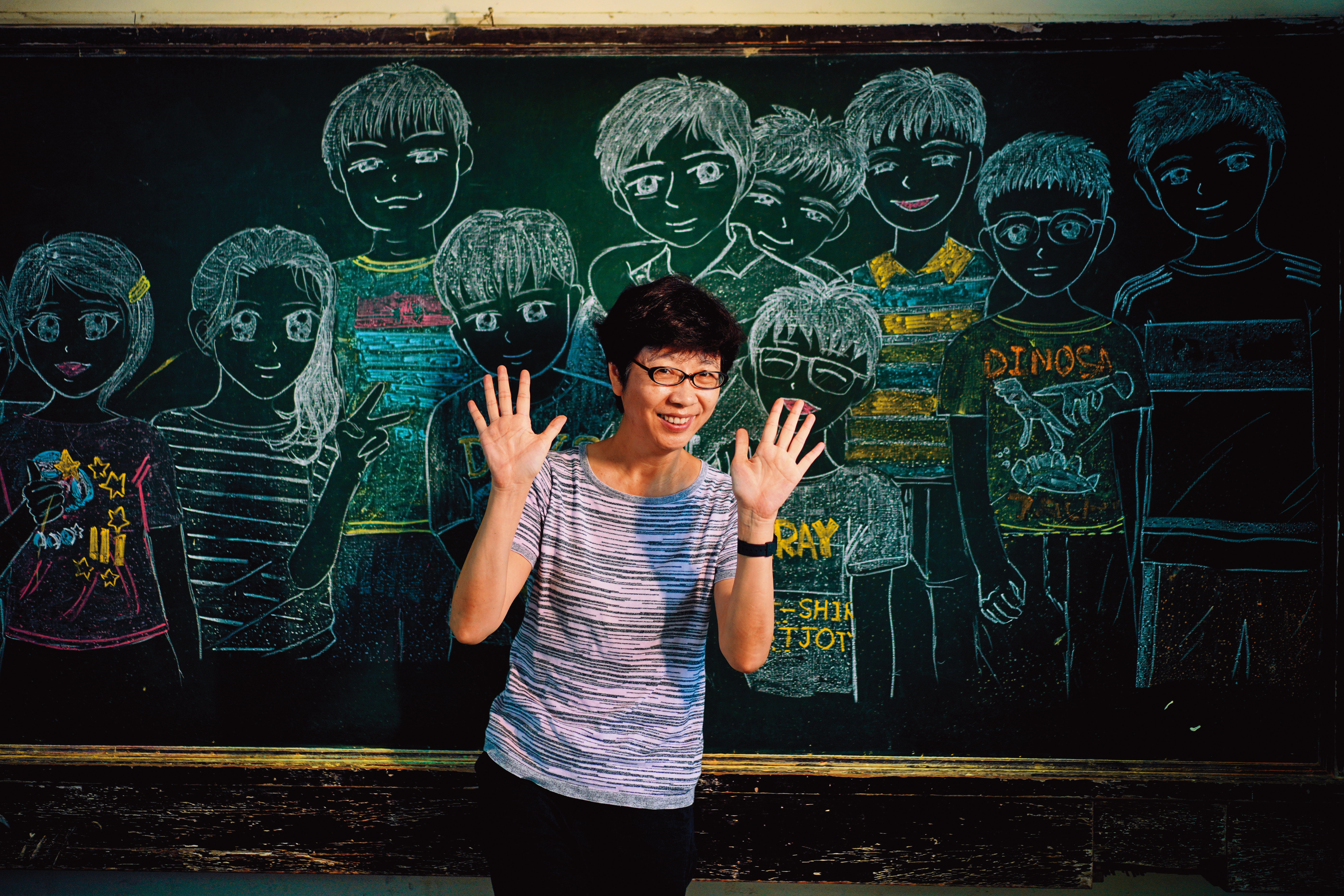 電影《期末考》於高雄阿蓮國小峰山分校拍攝，也聘用多位校內學生當演員，此為郭珍弟與小演員們的粉筆素描大合照。