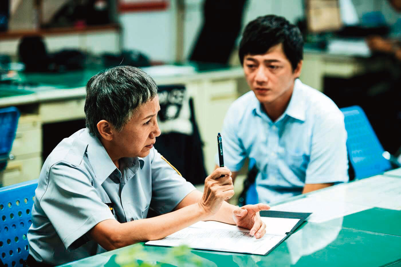 陸弈靜（左）在《期末考》中飾演分局長，右為以《俗女養成記》《當男人戀愛時》爆紅的藍葦華，飾演立宏老師。（海鵬提供）