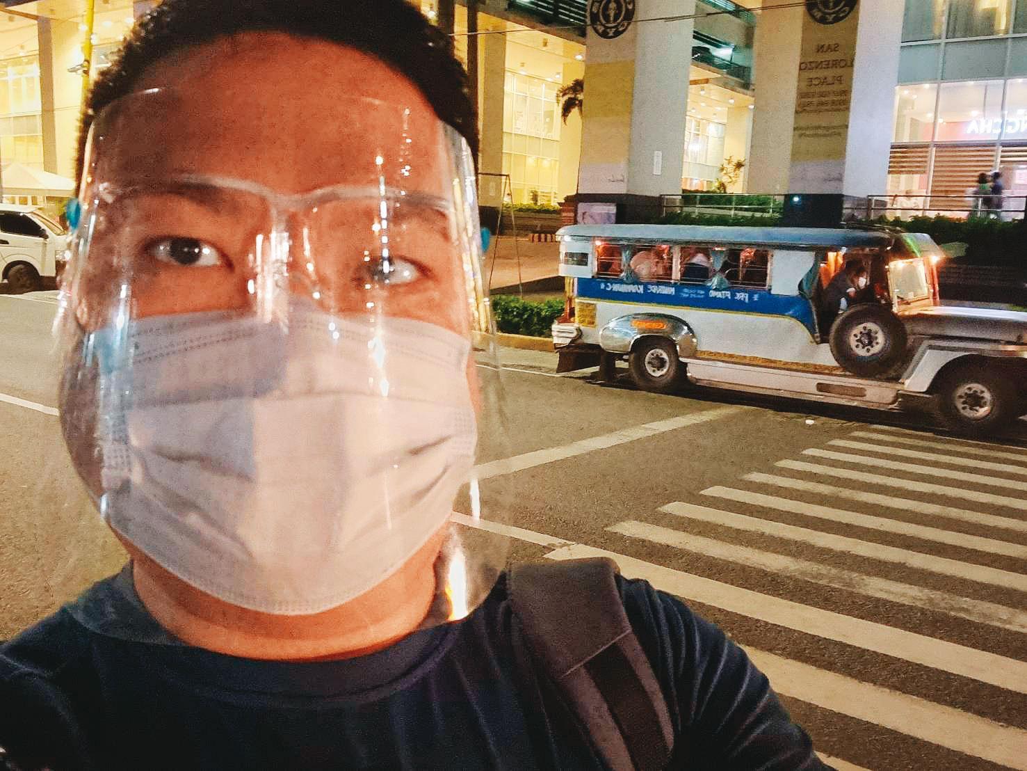 U35跟我們視訊訪談後,特地到街上跟菲律賓獨有的吉普尼車合照。(u35k6提供)