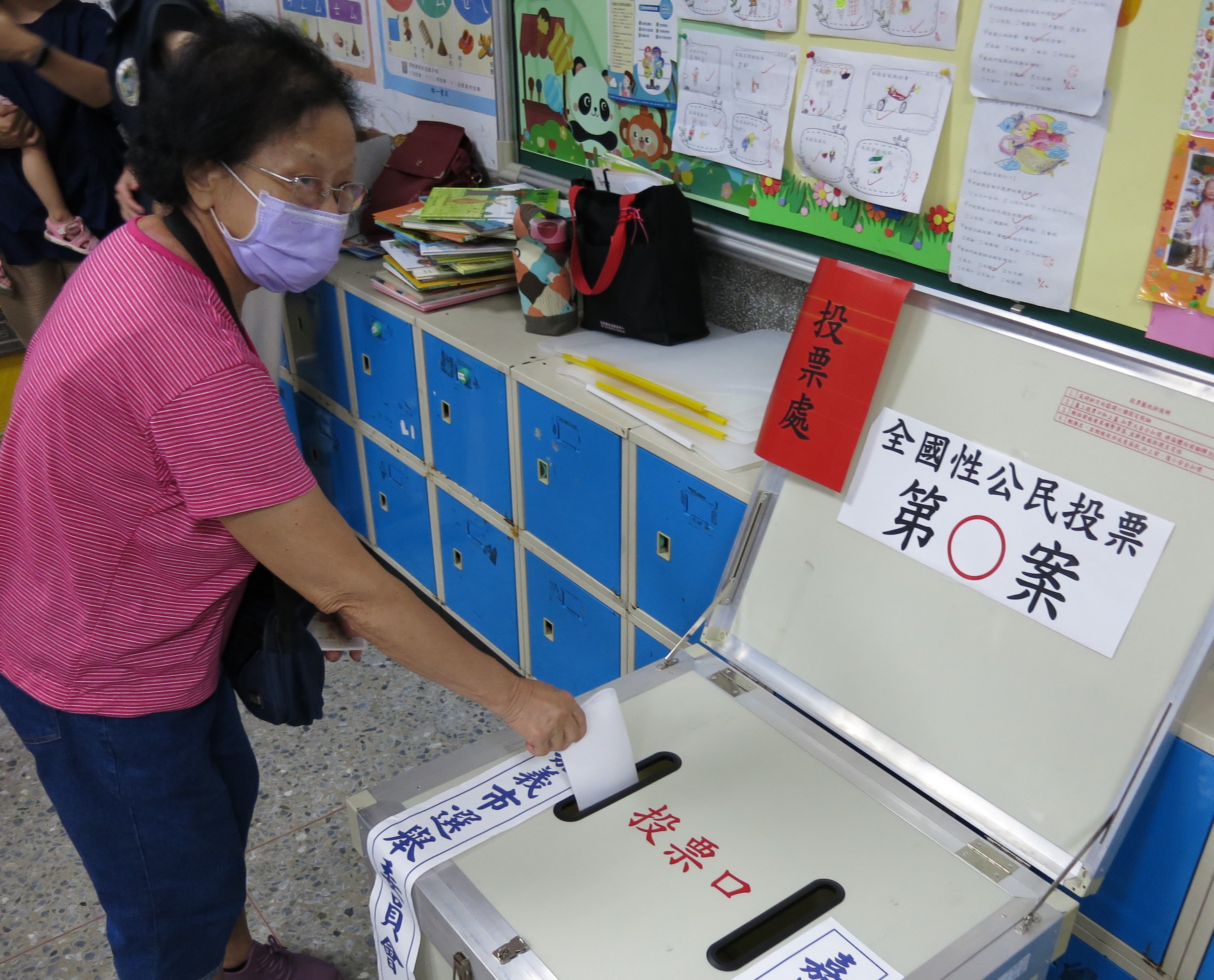 新住民排隊投票，模擬12月18日公投當天情形。（移民署提供）