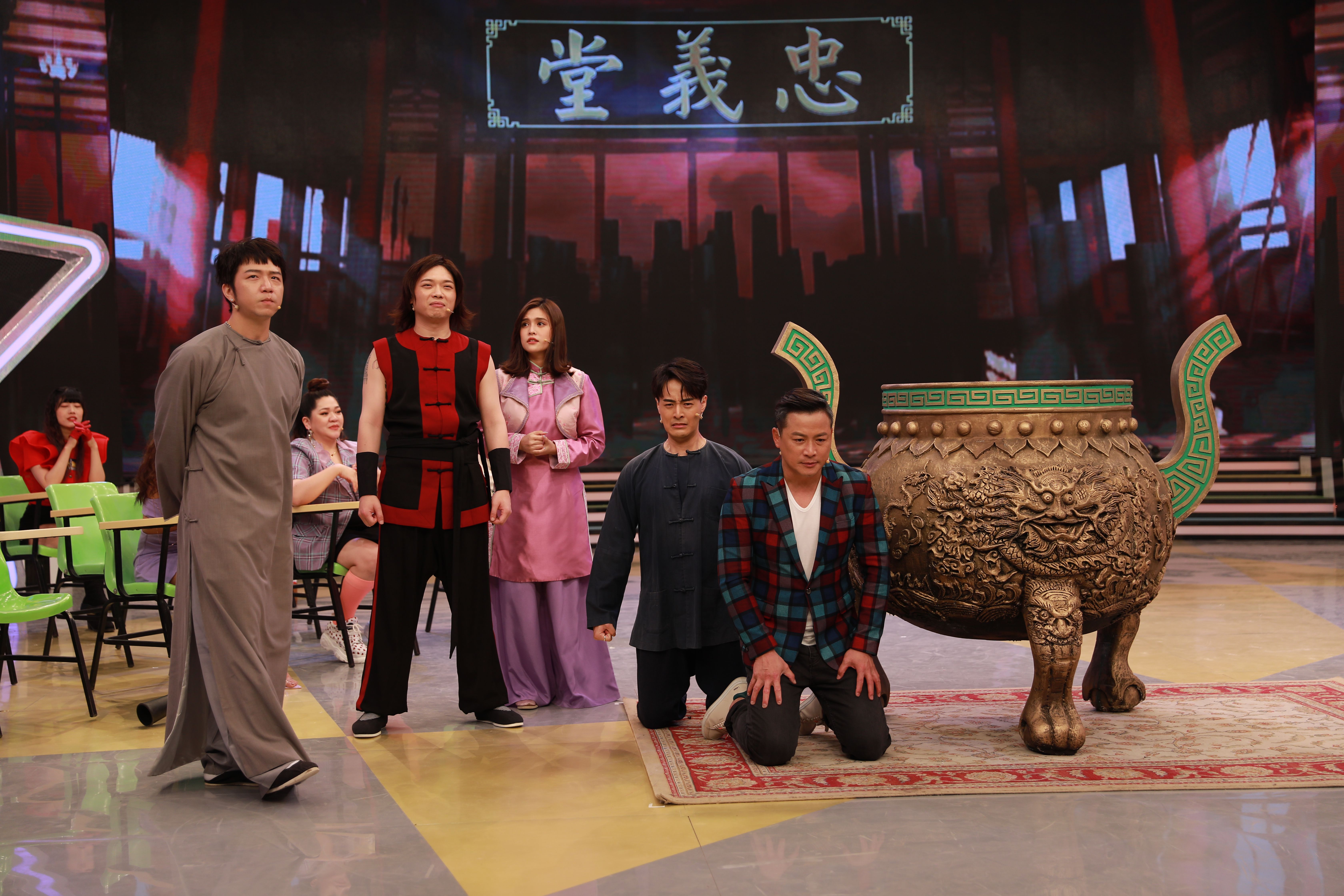 江宏恩在《明星許願池》跟班底來一場飛龍在天劇場版。（民視提供）