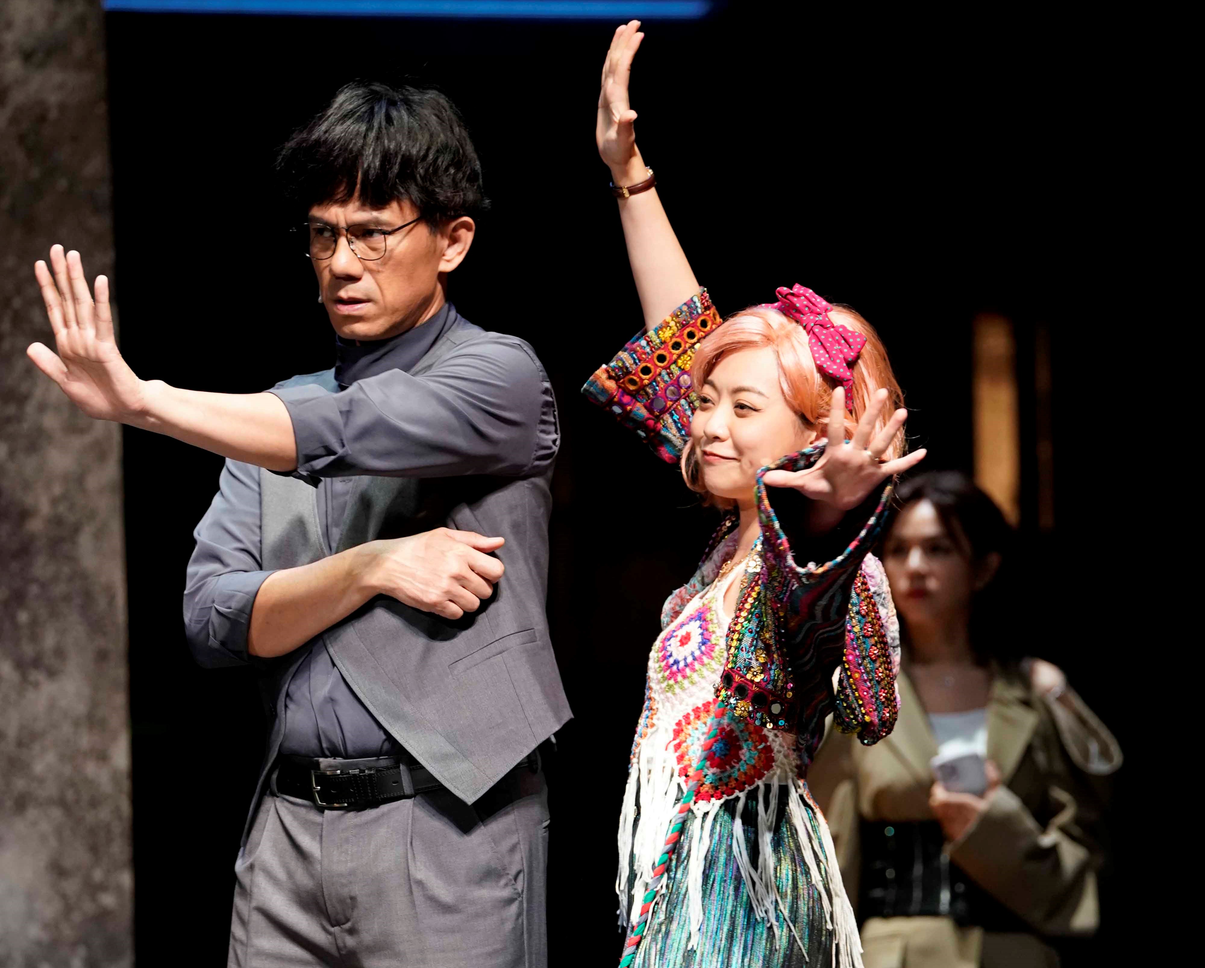 龍龍（右）近期曝被霸凌，不過仍希望在劇中以甘草人物之姿帶來歡笑。（全民大劇團提供）