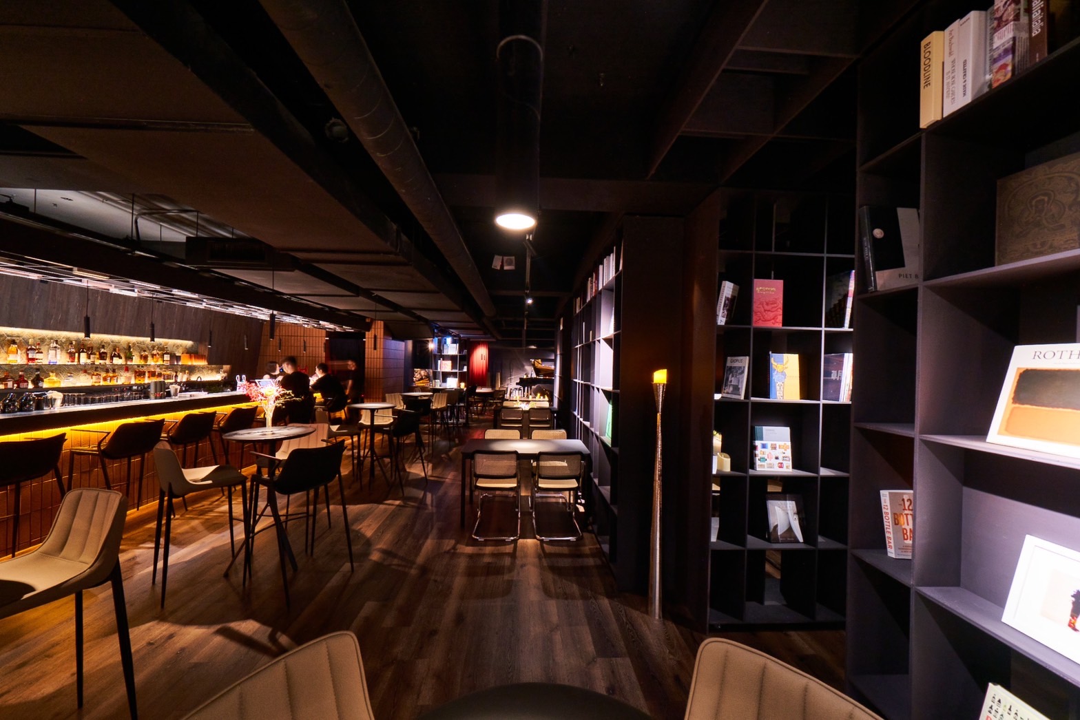 AKA（亞典書店）前身是亞典藝術書店，現在化身有書香的酒吧。（AKA Artland亞典書店提供）