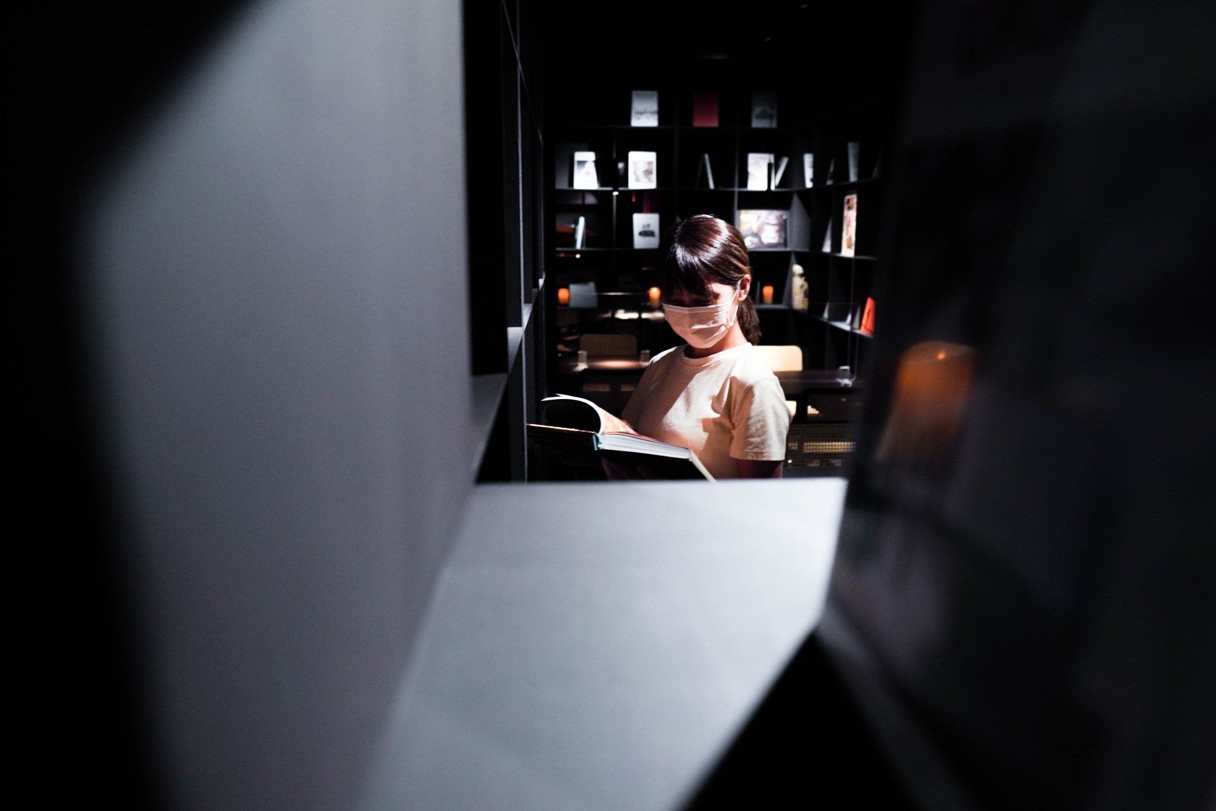 酒吧裡也收藏藝術相關的書籍。（Photoboy提供）