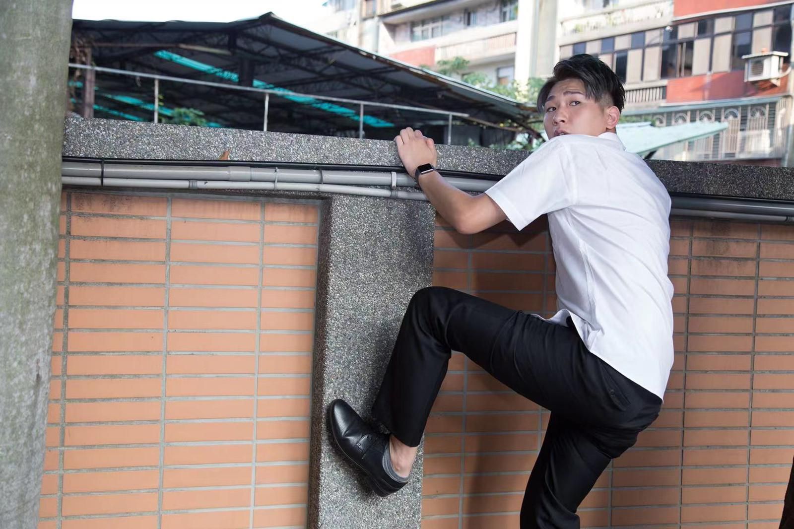 謝易甫前年轉型演員，自編自導了兩部網劇。（陳孝志提供）