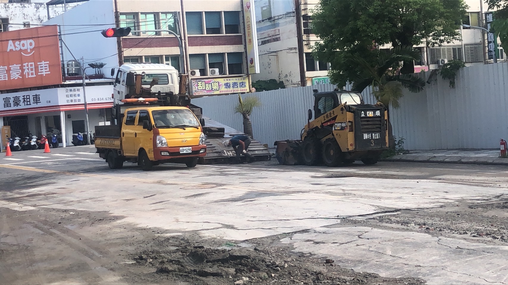 花蓮市漫波假期飯店昨（1日）拆除時突發生倒塌事件，承包商連夜趕工，將國聯五路恢復原狀，今早已清理完畢，正在舖設柏油。（讀者提供）