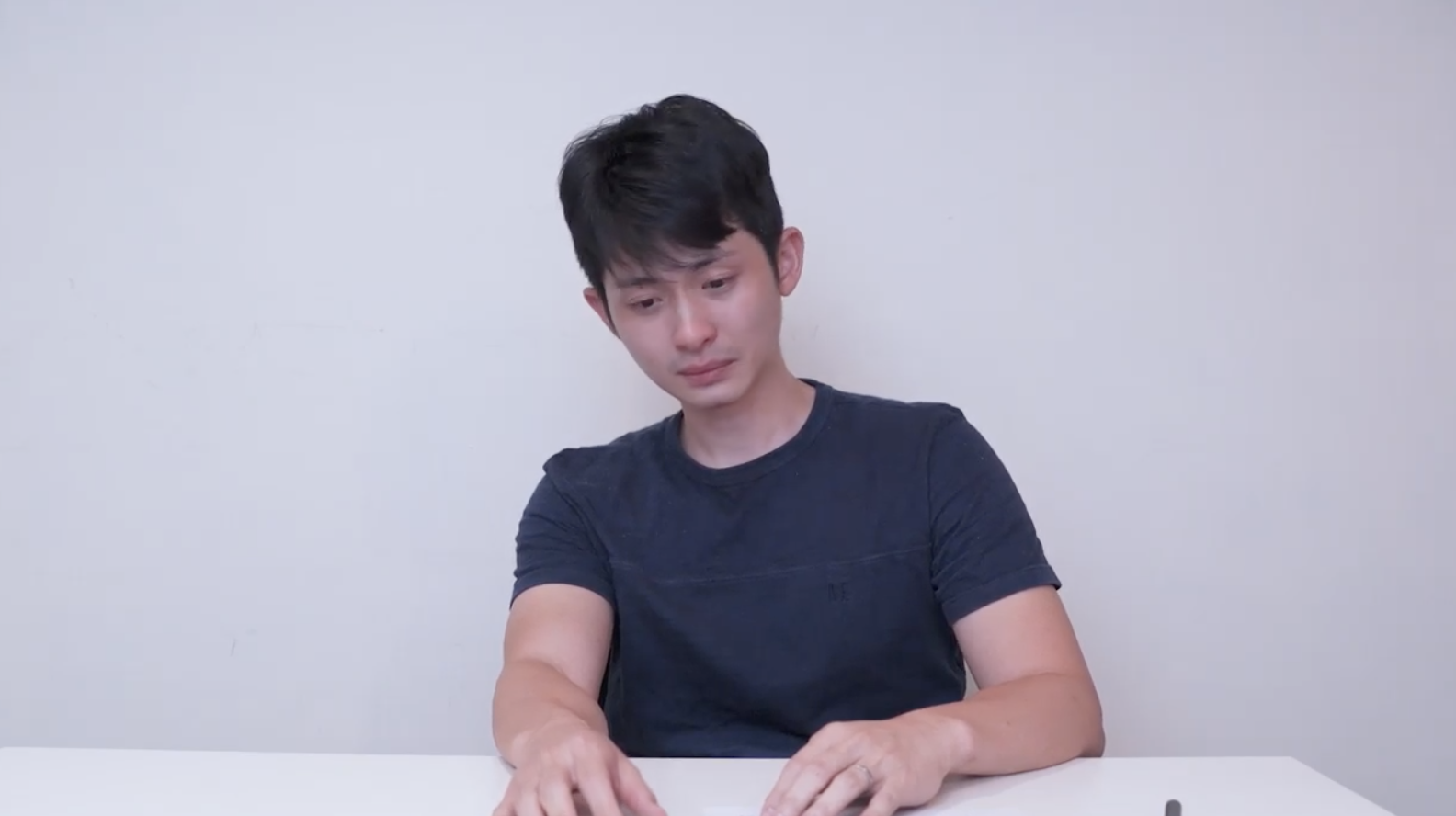 博恩今（2）日公開一段17分鐘影片，說明事發始末向龍龍道歉，淚崩宣布老K「無限期留職停薪」。（翻攝博恩站起來臉書）