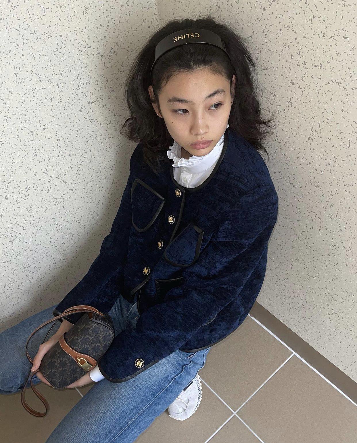 鄭浩妍以俐落裝扮搭配CELINE經典老花帆布Tabou Clutch。